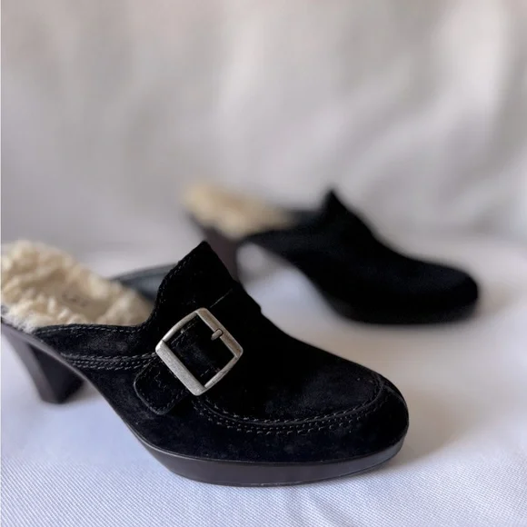 Ugg Size 7 Women’s Black Suede Shearling Heeled Clogs - Picture 13 of 16